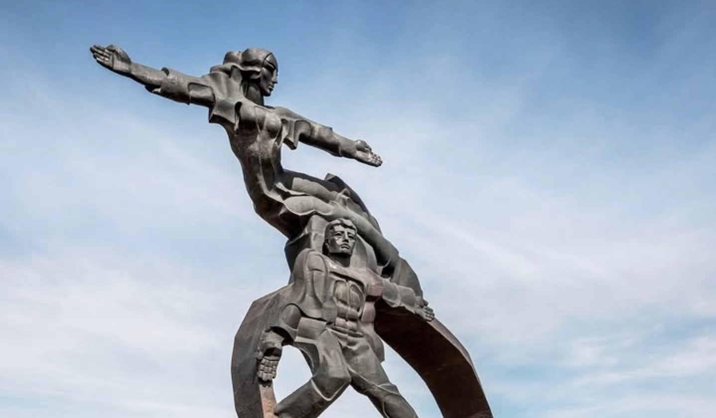 «Не просто памятник», или переосмысленная «Лента бесконечности» на пути к озеру Севан